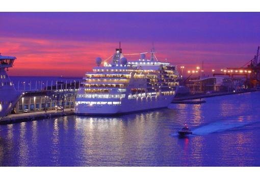 El Silver Spirit reluciente mientras anochece en Barcelona